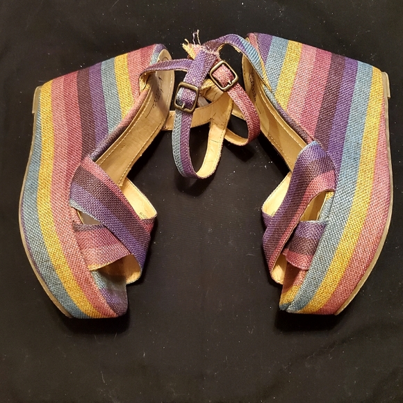 Women's Size 9 Very Volatile Rainbow Striped Wedge Sandals - Picture 6 of 12